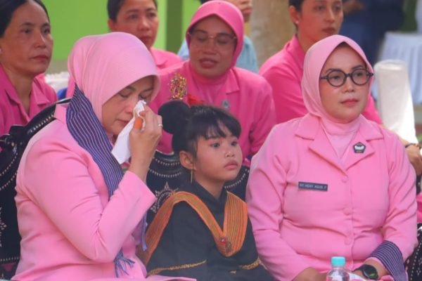 Ketua Bhayangkari NTB didampingi Ketua Bhayangkari cabang Lombok Utara saat melakukan kunjungan di SLBN 1 Lombok Utara. (Foto. kicknews.today/Ist)