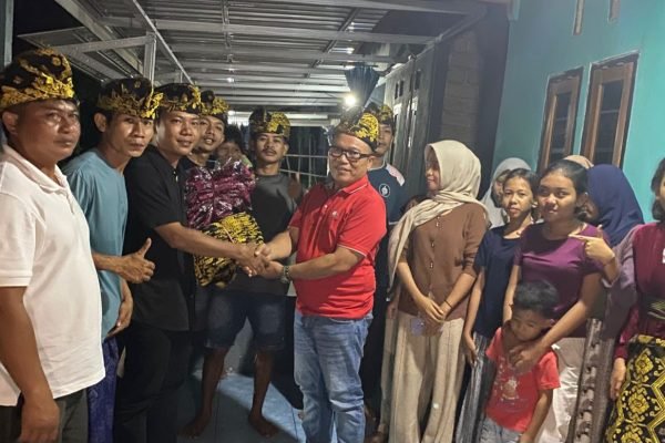 Anggota DPRD KLU Fraksi PDI Perjuangan, Lalu Muhammad Zaki saat menyerahkan bantuan pakaian adat kepada remaja di Desa Mumbul Sari, Kecamatan Bayan. (Foto. kicknews.today/Ist)