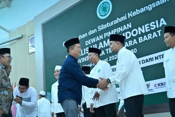 Gubernur NTB Lalu Muhamad Iqbal saat memberikan selamat kepada pengurus MUI NTB yang baru selesai dilantik. (Foto. kicknews.today/Ist)