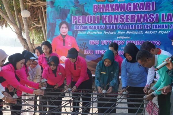 Bhayangkari NTB dan Bhayangkari Cabang Lombok Utara bersama Pemda Lombok Utara mengatur tata letak terumbu karang yang akan di tanam di laut. (Foto. kicknews.today/Ist)
