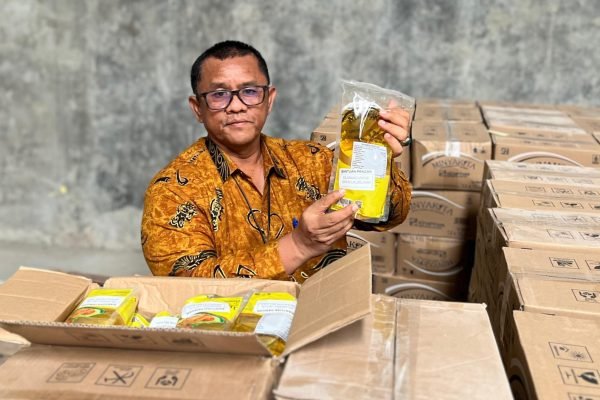 Pimpinan Wilayah Perum Bulog NTB, Mara Kamin Siregar saat memperlihatkan stok minyak kita. (Foto. kicknews.today/Ist)