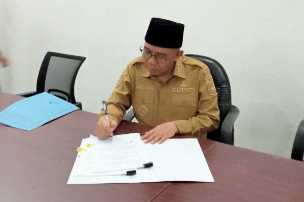 Bupati Lombok Utara, Najmul Akhyar saat tandatangan kontrak Kesepahaman induk dengan Kementerian Keuangan. (Foto. kicknews.today/Anggi)
