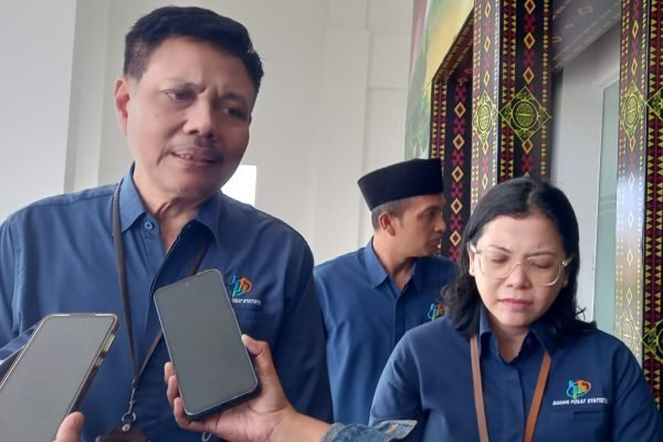 Kepala BPS KLU, Isa, SE., MM. (Foto. kicknews.today/Anggi)