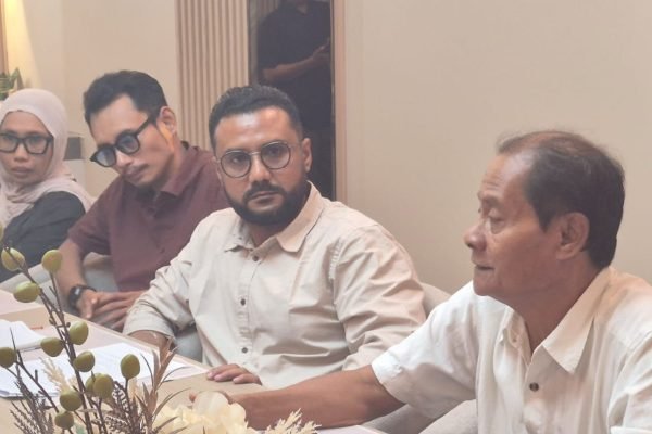 Kuasa Hukum pihak ketiga saat konferensi pers terkait penutupan 3 SPBU di Lombok Utara. (Foto. kicknews.today/Ist)