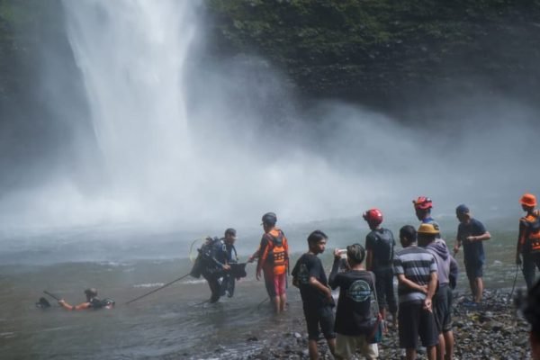 Tim gabungan saatencari korban di seputaran Tiu Bombong, desa Santong. (Foto. kicknews.today/Ist)