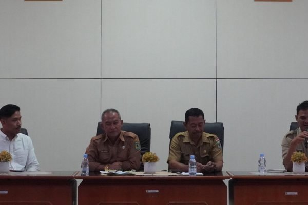 Executive Director IYCTC, Manic Marganamahendra (baju putih) bersama Kadikes Lombok Utara, dr. Lalu Bahruddin, Kabid P3PKL Dikes KLU, I Nyoman Sudiarta dan Asisten III Setda KLU, Wahyu Darmawan saat memberikan pemaparan pada Sarasehan yang digelar IYCTC. (Foto. kicknews.today/Ist)