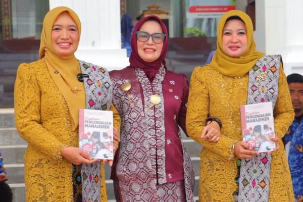 Ketua PKK Lombok Utara Ny. Rohani Najmul Akhyar bersama Ketua Bhayangkari Cabang Lombok Utara, Ny. Heny Agus Purwanta dan Ketua GOW Ny. Roro Pungki Kusmalahadi. (Foto. kicknewa.today/Ist)
