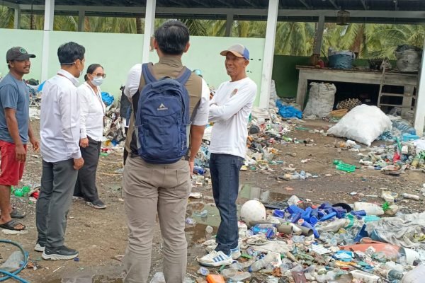 Tim BPKP NTB didampingi DLH KLU saatenginjingi salah satu TPS 3R yang ada di Lombok Utara. (Foto. kicknews.today/Ist)