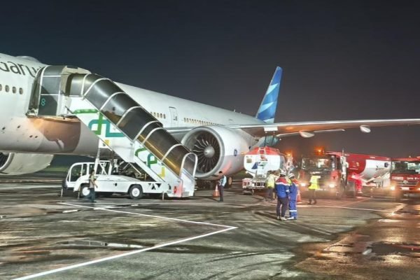 Mobil tangki avtur tengah mengisi bahan bakar untuk pesawat di Bandara Lombok. (Foto. kicknews.today/Ist)