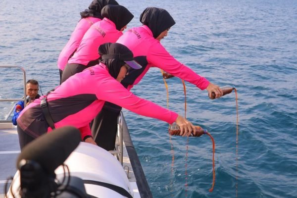 Bhayangkari NTB saat menebar 50 liter cairan Eco-Enzyme di perairan Gili Trawangan. (Foto. kicknews.today/Ist)