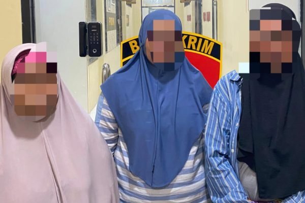 Ketiga Terduga Pelaku Penjual Emas Palsu di Bayan. (Foto. kicknewa today/Ist)