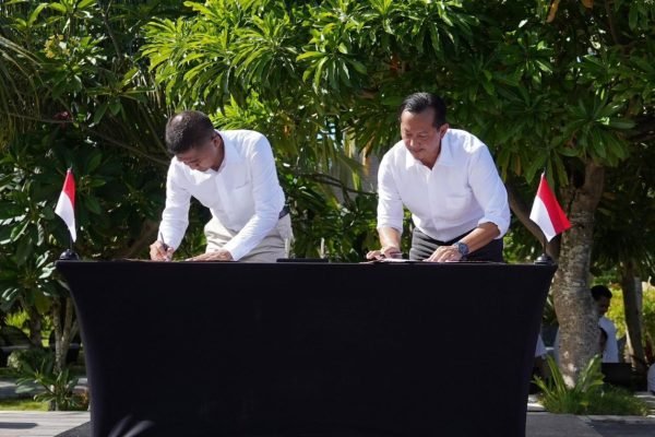Serah terima jabatan antara Pari Wijaya dengan Agus Setiawan. (Foto. kicknews.today/Ist)