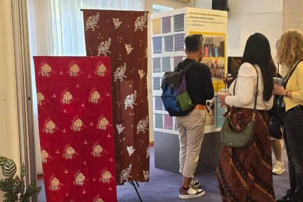 Beberapa Wisatawan saat melihat pameran Batik Sasambo karya Siswa/i SMKN 5 Mataram. (Foto. kicknews.today/Ist)