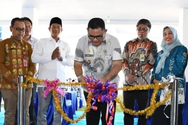 Wabup Lombok Utara, Kusmalahadi Syamsuri saat meresmikan gedung BLK. (Foto. kicknews.today/Ist)