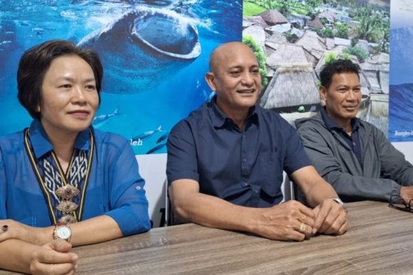 Ketua Astindo NTB, Sahlan M Saleh (Tengah) didampingi Ketua Panitia funrun Senggigi, Yakob Frans (kanan) dan bendahara funrun (kiri). (Foto. kicknews.today/Ist)