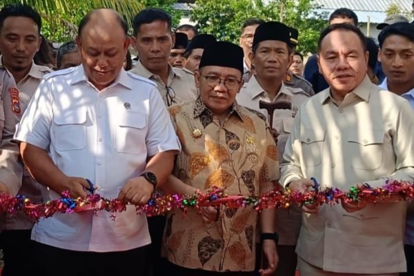 Kepala BGN Dadan Hindayana (Keja putih) didampingi Bupati Lombok Utara, Najmul Akhyar (tengah) dan Ketua HKTI NTB, Willgo Zainar (kanan) saat memotong pita sebagai tanda peresmian dapur SPPT-SPPG 3T di Desa Genggelang. (Poto. kicknews.today/Anggi)