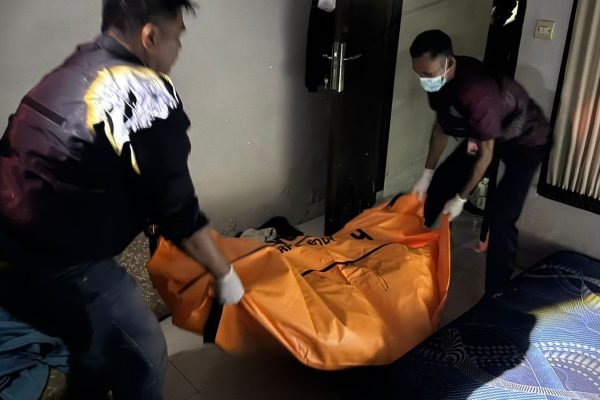 Jenazah Mahasiswi NDR (21) saat di bawa tim forensik untuk di autopsi. (Foto. kicknews.today/Ist)
