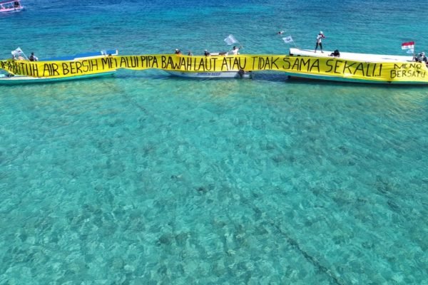 Warga Gili Meno saat melakukan Aksi Demo di tengah laut. (Foto. kicknews.today/Ist)