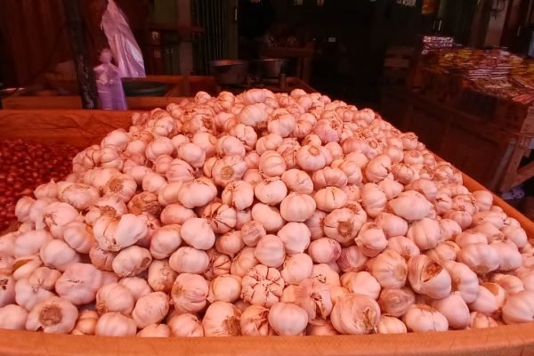 Bawang merah yang ada di pasar kebon roek kota Mataram (poto kicknews.today/ist)