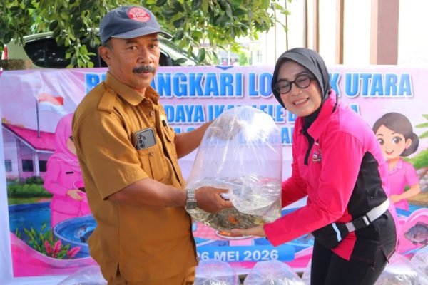 Bhayangkari Lombok Utara saat menerima benih ikan dari DKP NTB. (Foto. kicknews.today/Ist)