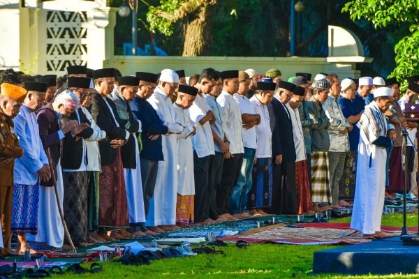 Suasana solat Idul Adha di Lapangan Bumi Gora NTB (poto kicknews.today/adpim)