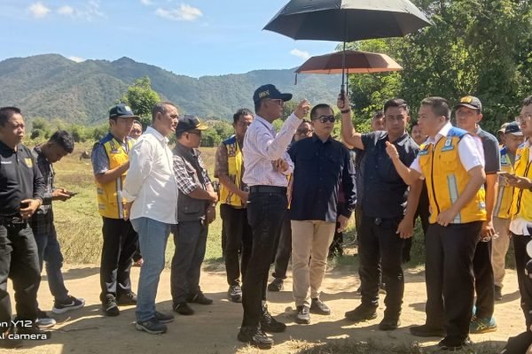 Gubernur NTB Dr H Lalu Muhamad Iqbal saat mendampingi Menteri Pekerjaan Umum meninjau lokasi pembangunan, Jumat 30/5 (poto kicknews.today/adpim)