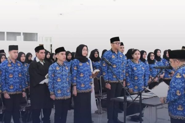 Puluhan PNS saat dilantik Bupati Lombok Utara. (Foto. kicknews.today/Ist)