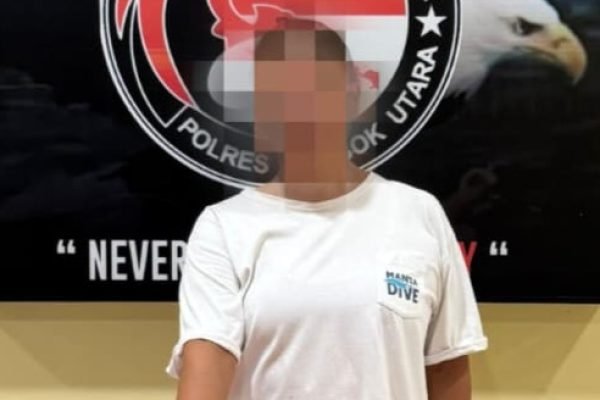 BR alias B (53), warga negara Australia pemilik narkotika berbentuk cairan vape (liquid vape) yang diamankan Satresnarkoba Polres Lombok Utara. (Foto. kicknews today/Ist)