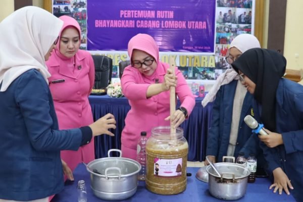 Ny. Heny Agus Purwanta bersama mahasiswi Unram saat mengembangkan produk ramah lingkungan berbasis Eco Enzyme. (Foto. kicknews.today/Ist)