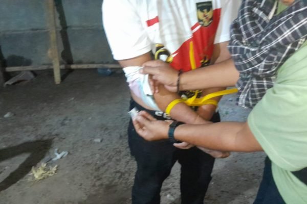 Dua terduga pelaku pengedar sabu inisial RH MZ asal Tanjung Luar Lombok Timur ditangkap. Foto. Ist