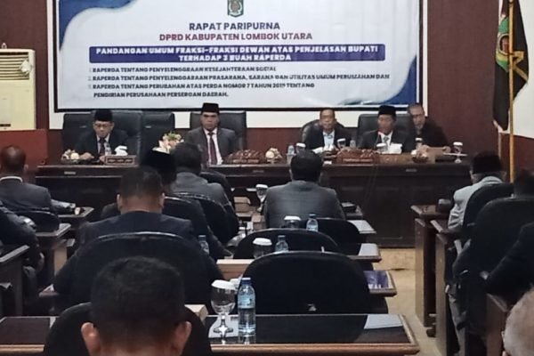 Rapat Paripurna DPRD KLU, Pandangan Umum Fraksi-fraksi Dewan atas Penjelasan Bupati terhadap 3 Raperda. (Foto. kicknews.today/ Anggi)