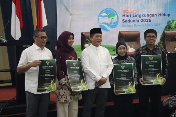 Gubernur NTB Dr H Lalu Muhamad Iqbal saat menyerahkan penghargaan program Penilaian Peringkat Kinerja Perusahaan dalam Pengelolaan Lingkungan Hidup (PROPER) kepada sejumlah perusahaan yang berhasil meraih predikat Hijau dan Biru dari Kementerian Lingkungan Hidup RI (poto kicknews.today/adpim)