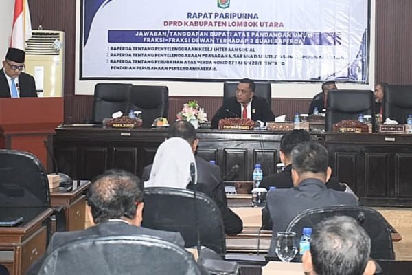 Wakil Bupati Lombok Utara, Kusmalahadi Syamsuri saat menyampaikan apresiasi kepada seluruh fraksi DPRD yang telah memberikan dukungan terhadap ketiga Raperda. (Foto. kicknews.today/Ist)