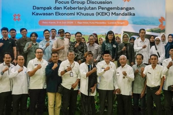 ITDC bersama tim fasilitator Unram saat melaksanakan FGD) Dampak dan Keberlanjutan Pengembangan KEK Mandalika. (Foto. kicknewa.today/Ist)