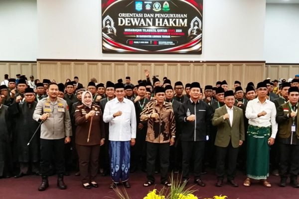 Gubernur Lalu Muhamad Iqbal saat mengukuhkan Dewan Hakim MTQ XXXI Tingkat Provinsi NTB Tahun 2026 di Ballroom Kantor Bupati Lombok Tengah, Praya, Selasa 9/6 (poto kicknews.today/adpim)