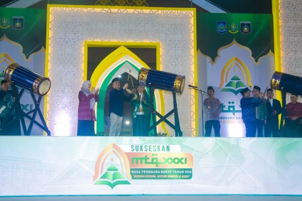 MTQ XXXI Tingkat Provinsi Nusa Tenggara Barat resmi dibuka di Praya, Lombok Tengah. Ditandai dengan pemukulan beduk oleh Gubernur NTB H Lalu Muhamad Iqbal, Wakil gubernur NTB Hj Indah Damayanti Putri dan Bupati Lombok Tengah H. Lalu Pathul Bahri (poto kicknews.today/adpim)