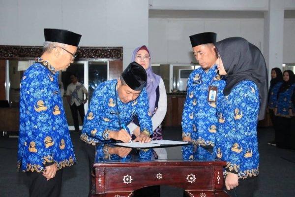 Sekretaris Daerah Provinsi Nusa Tenggara Barat, Abul Chair pimpin pengambilan sumpah dan janji PNS lingkup pemprov NTB (poto kicknews.today/adpim)