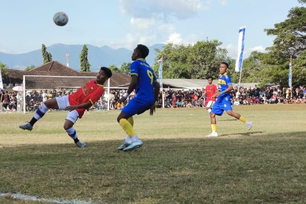 Laga final piala Wali Kota Bima Cup 2026 antara Mekar Sari dan Persid Unbim di Lapangan Mako Brimob Sambinae.
