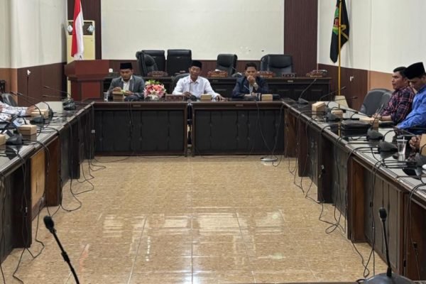 Rapat komisi 2 DPRD klu dengan tim simpul KPBU PJU KLU. (Foto. kicknews.today/Ist)
