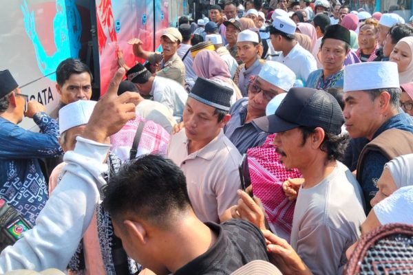 Keluarga sambut Kepulangan Jamaah Haji KLU. (Foto. kicknews.today/Ist)
