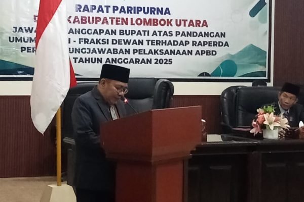 Bupati Lombok Utara, Najmul Akhyar saat menyampaikan Jawaban atas pandangan umum fraksi fraksi dewan terhadap Raperda Pertanggungjawaban Pelaksanaan APBD tahun anggaran 2025. (Foto. kicknews.today/Ist)