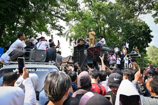Gubernur NTB Dr H Lalu Muhamad Iqbal turun temui massa aksi (foto kicknews.today/ist)