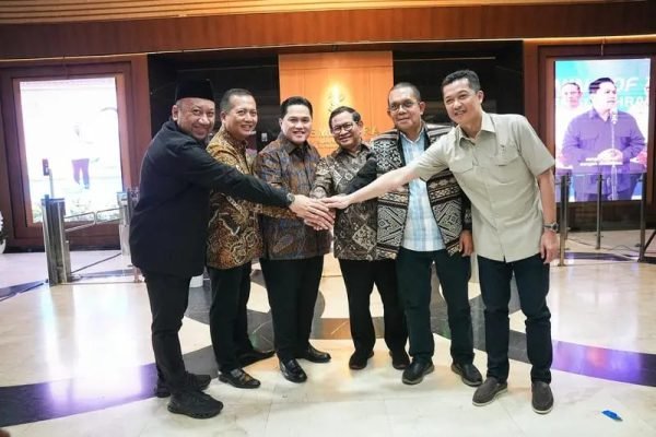 Gubernur NTB Lalu Muhamad Iqbal secara resmi menerima SK Penetapan Tuan Rumah PON XXII Tahun 2028 dari Menteri Pemuda dan Olahraga RI, Erick Thohir, dalam rapat koordinasi di Kantor Kementerian Pemuda dan Olahraga, Selasa 23/6/2026 (foto kicknews.today/ist)