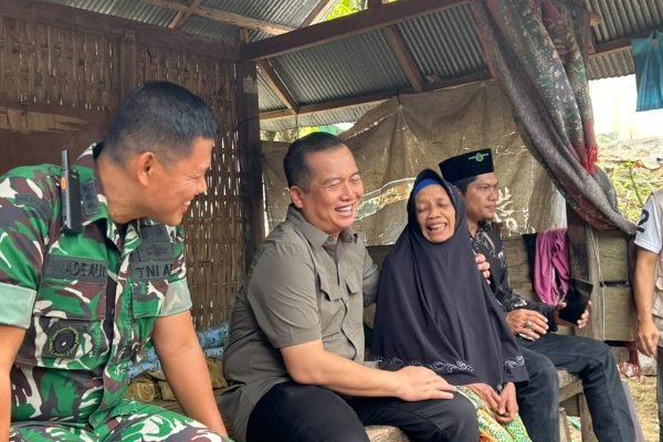 Gubernur NTB Dr H Lalu Muhamad Iqbal saat menyambangi warga (foto kicknews.today/adpim)