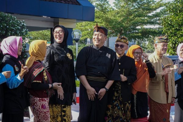 Gubernur NTB, Lalu Muhamad Iqbal, menghadiri upacara Peringatan Hari Keluarga Nasional (HARGANAS) Ke-33 Tahun yang di dampingi oleh Ketua TP.PKK NTB, Hj. Sinta Agathia M. Iqbal (poto kicknews.today/adpim)