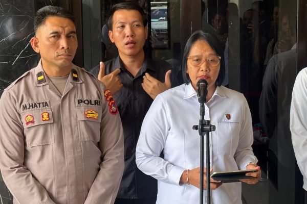 Direktur PPA dan PPO Polda NTB, Kombes Pol. Ni Made Pujewati didampingi Paur Mitra Subbid Penmas, Ipda Mohammad Hatta saat konferensi pers di Polda NTB. (Foto. Dok. Humas Polda NTB)