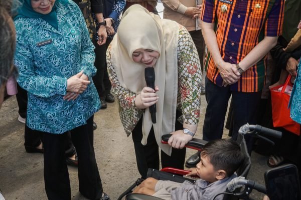 Wagub NTB Indah Dhamayanti Putri saat berbincang bersama salah seorang anak di Lombok Timur (foto kicknews.today/adpim)