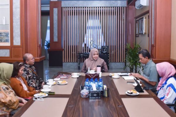 Wakil Gubernur NTB Hj Indah Damayanti Putri saat memimpin rapat koordinasi bersama Kepala Bappeda Provinsi NTB, Kepala Dinas PUPR Provinsi NTB, dan Kepala Balai Prasarana Permukiman Wilayah NTB di Ruang Kerja Wakil Gubernur, Jumat 3/7 (poto kicknews.today/adpim)