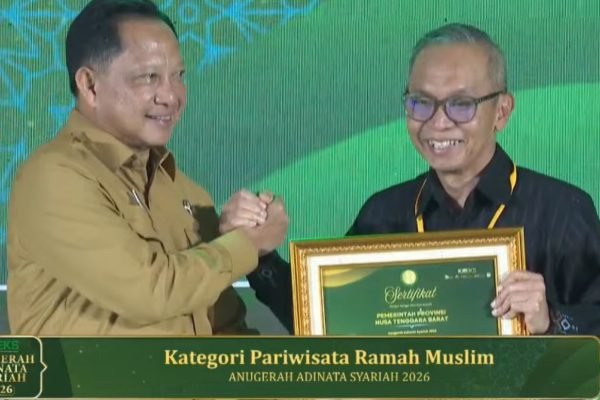 Mewakili Gubernur NTB, Dr. H. Lalu Muhamad Iqbal, Sekretaris Daerah Provinsi NTB Abul Chair menghadiri Malam Penganugerahan Anugerah Adinata Syariah 2026 yang diselenggarakan oleh CNN Indonesia bekerja sama dengan Komite Nasional Ekonomi dan Keuangan Syariah (KNEKS) di Auditorium Bank Mega, Jakarta Selatan, Senin 6/7 (poto kicknews.today/adpim)
