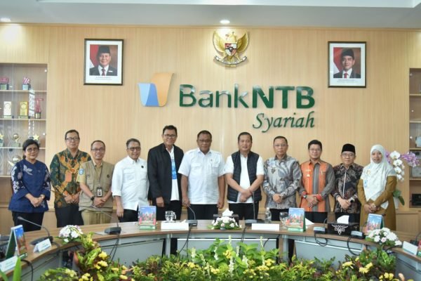 Rapat Koordinasi dan Sinkronisasi Program Lingkungan Hidup dalam Pengelolaan Sampah, Pengendalian Pencemaran, dan Kerusakan Lingkungan Hidup yang dipimpin Menteri Lingkungan Hidup RI, Mohammad Jumhur Hidayat, bersama Gubernur NTB, Lalu Muhamad Iqbal, serta dihadiri seluruh bupati dan wali kota se-Nusa Tenggara Barat di Aula Bank NTB Syariah, Mataram, Selasa 7/7 (poto kicknews.today/ist)